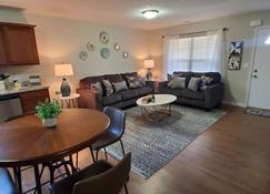 Diamond of a Deal-708 - Middletown - Stue