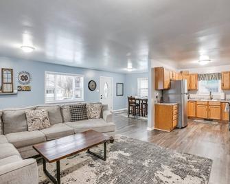 Newly Updated Smart Home 1 mile from ND & Eddy St - South Bend - Living room