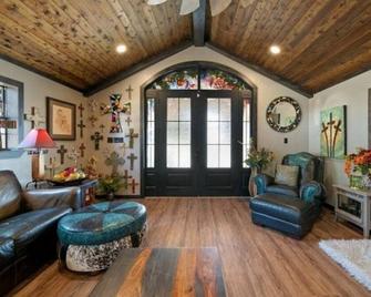 Recently remodeled and renovated Country Estate Home in West Texas - Stanton - Living room
