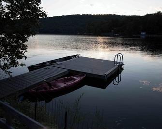 Beautiful lakefront property 60 minutes from NYC. - Putnam Valley - Patio