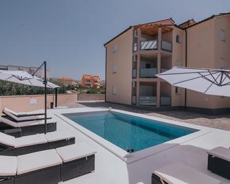 Poolside Hideout Apartments - Novaglia - Piscina