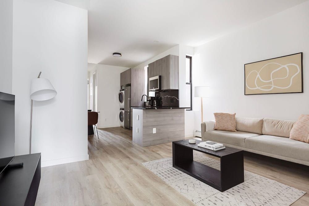 Amazing Greenpoint 2BR w/ Laundry & A/C, by Blueground - بروكلين - غرفة معيشة