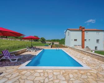 Lovely apartment in Sv.Lovrec with WiFi - Poreč - Pool