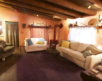 Peaceful Adobe w Jacuzzi, Walk To Arroyo Seco, Pets Welcome - Arroyo Seco - Living room
