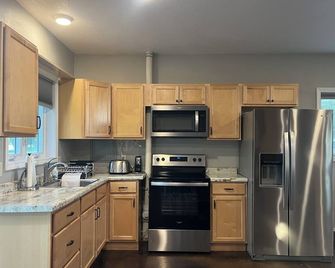 The Red Cabin on Long Lake - Saint James - Kitchen