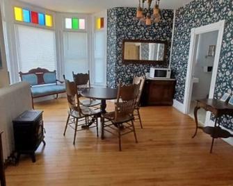 Ah #7 · Ah #7 Queen Mayo Suite W/Fridge/Micro/Shower/Tub - Wabasha - Comedor