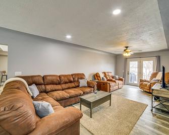 Charming Curtis House: Large Deck w/ Lake View! - Curtis - Sala de estar