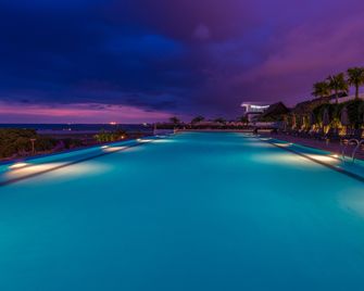 Holiday Inn Melaka By IHG - Malaca - Piscina