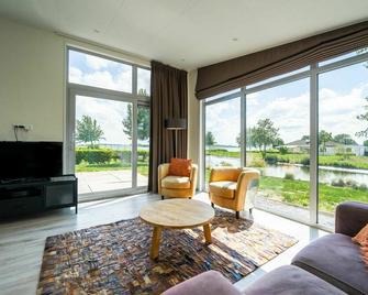 Beautiful private villa for 4 people with pool, WIFI, TV, terrace and parking - Kaatsheuvel - Salon