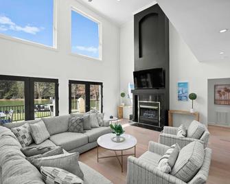 Knotty Pines by AvantStay Lake Views Renovated - Lake Norman of Catawba - Living room