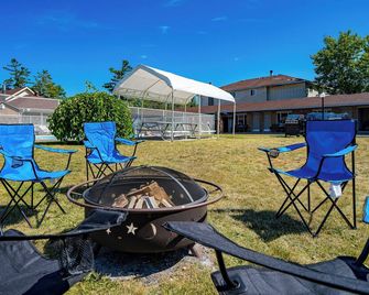 Beach Club by Beach1 Motel - Wasaga Beach - Patio