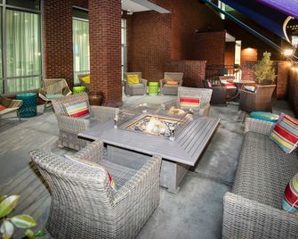 햄프턴 인 & 스위트 롤리 다운타운 - 롤리 - 파티오