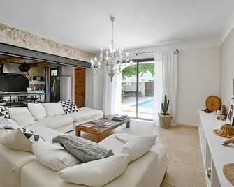 Amazing Home In Vedène - Vedène - Living room