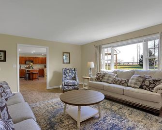 Relax and enjoy the beautiful country sunrise!! Spacious and Newly Remodeled! - York - Living room
