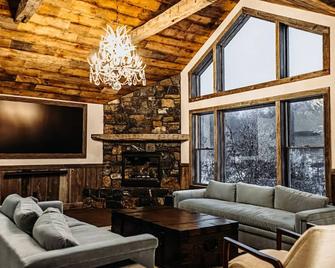 Bootleggers Lodge Apartment - Tomahawk - Вітальня