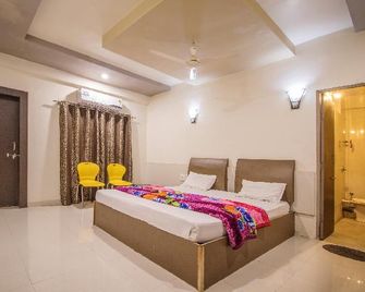 Hotel Yogiraj Palace - Shegaon - Bedroom
