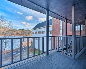 Cozy Water-View Apt in the Heart of Downtown! - Hallowell - Balcón