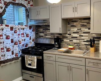 2BR Apt Located in the Heart of Brooklyn, 30 Minutes From Midtown & Pets Allowed - New York - Kitchen