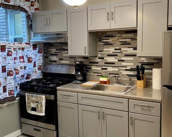 2BR Apt Located in the Heart of Brooklyn, 30 Minutes From Midtown & Pets Allowed - نيويورك - مطبخ