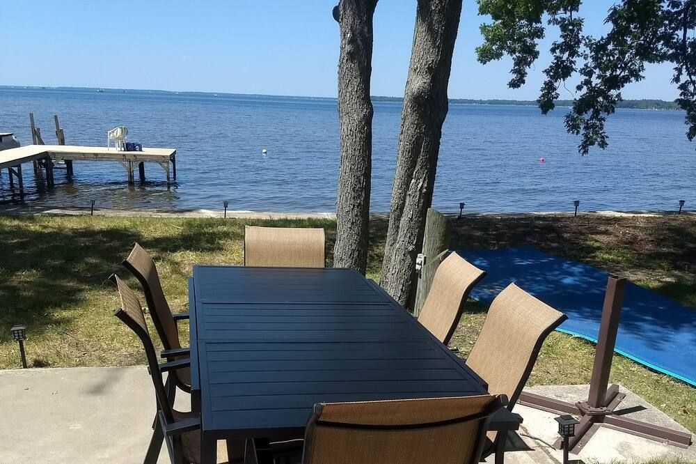 Private Lakefront Cottage with 90' of sandy East Bay frontage on Houghton Lake - Prudenville - Patio