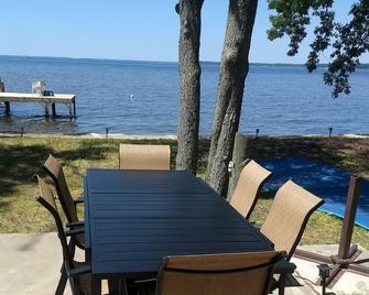 Private Lakefront Cottage with 90' of sandy East Bay frontage on Houghton Lake - Prudenville - Patio