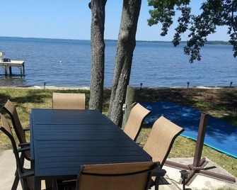 Private Lakefront Cottage with 90' of sandy East Bay frontage on Houghton Lake - Prudenville - Patio