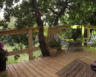 Yurt located in a little oak grove - Amirim - Patio