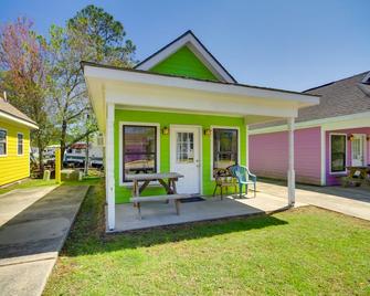Charming Biloxi Studio with Community Pool and Lake! - Biloxi - Patio