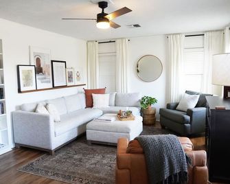 The Village House - 3 bedroom, 1 bath home 1.5 mi to Texas A&M, 2 mi to Legends - Bryan - Living room