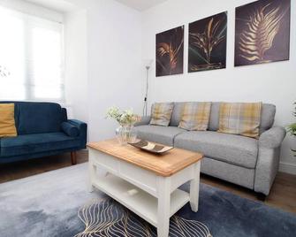 Stunning 4 Bedroom Flat near City Centre - Swansea - Living room