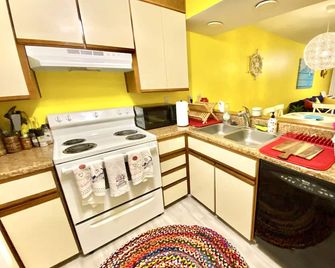 Stylish 2br Condo Near Beach, Large Pool & Patio, Pet Friendly - Rehoboth Beach - Kitchen