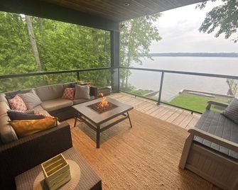 Charming waterside retreat located on Bob's Lake with games room! - Sharbot Lake - Balcony