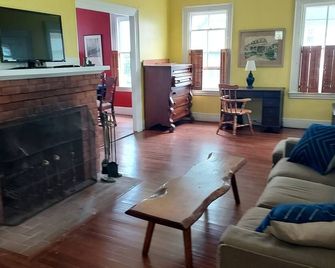 Soothing 3-bedroom house with AC in Marshfield's exclusive beach community! - Marshfield - Sala de estar
