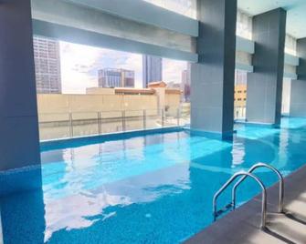 Uhome Lacson - Manila - Piscina