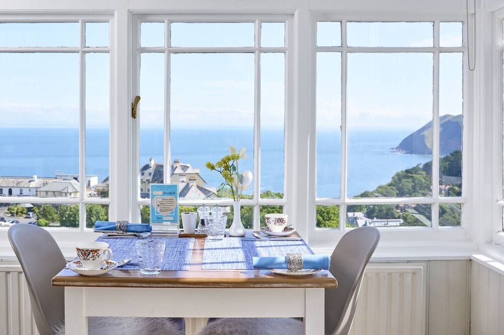 Highcliffe House - Lynton - Matsal