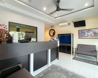 OYO 90369 Safari Hotel Lumut - Lumut - Receptie