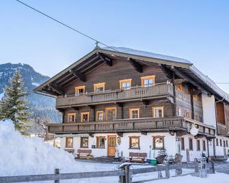 Holiday home with balcony near the ski lift - Brixen im Thale - Edificio