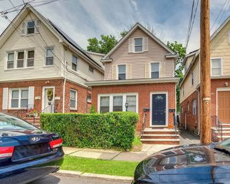 Hackensack Escape with Yard - 17 Mi to Times Square! - Hackensack - Building