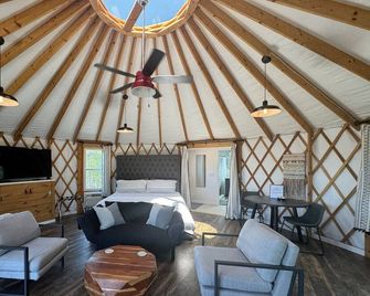 Glamping Yurt + Luxury Bath at Serenity Ridge - Mill Spring - Habitación