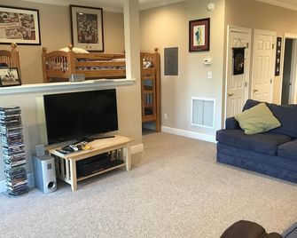 Spend The Night On Historic And Beautiful Mobile Bay - Theodore - Living room