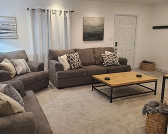 Charming 4-bedroom house in Lawrence with AC and WiFi - Lawrence - Obývací pokoj