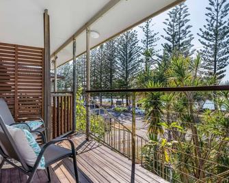 Tonys Getaway in Koala Park Amazing Beach Views - Burleigh Heads - Balcony