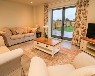 The Barn - Shrewsbury - Living room