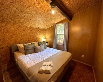 Archie's Lakeside Cabin - Wolfville - Bedroom