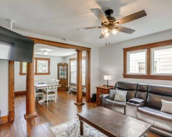 Walk to Lake Erie Spacious Home in Sandusky! - Sandusky - Living room