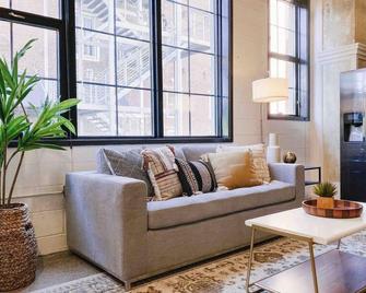 Modern Downtown Loft on Gay St - Knoxville - Living room
