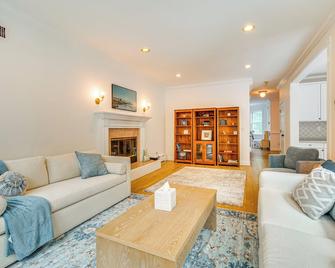 Serene Hudson Valley Escape w/ Pool & Grill - Carmel - Sala de estar