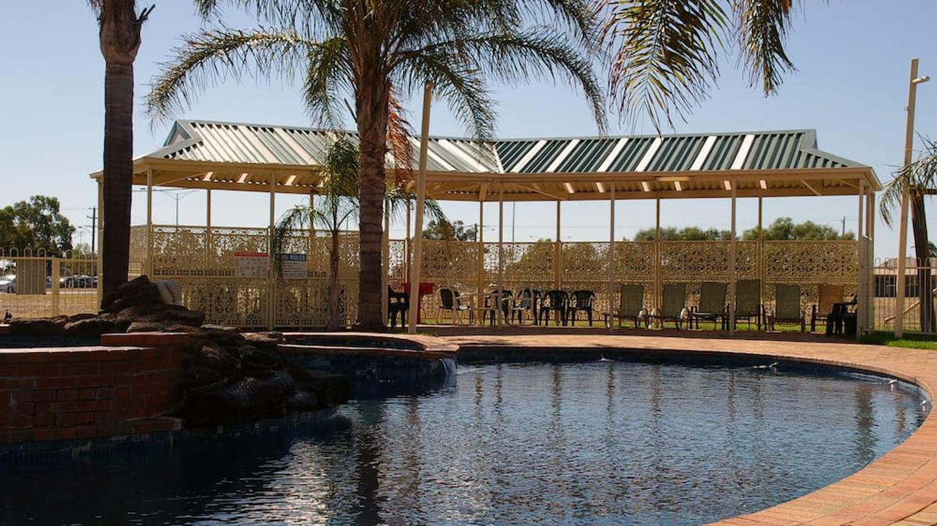 Pines Country Club Motor Inn