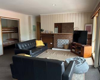 Spacious home in Corowa’s best street right across from the Murray/pet-friendly! - Corowa - Living room