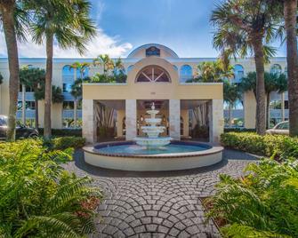 La Quinta Inn & Suites by Wyndham Deerfield Beach I-95 - Deerfield Beach - Rakennus